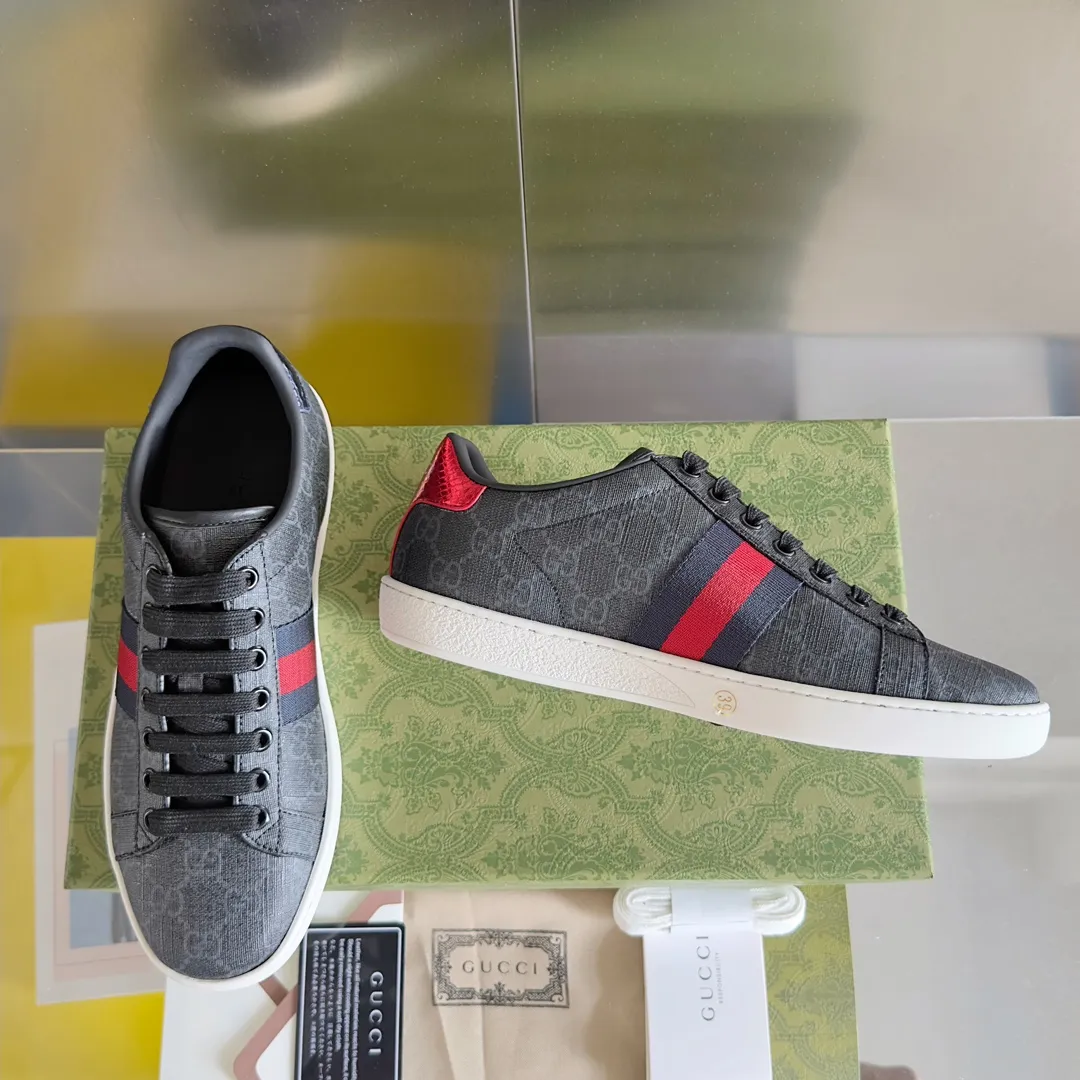 👟👟Ex-factory price 540👟👟 Men's size +10 Top version: Gucci G family classic Ace series Embroidery Little Bee White Shoes Couple Style Ribbon Love Casual Sports Shoes Sneakers Original Purchase Development Production This brand's classic low-top sports shoes interweave golden embroidered bees with red and green webbing. The bee is a classic element of the brand. It appeared in the Gucci ready-to-wear series in the 1970s. Exquisite packaging at the delivery counter🛍📦 ▪️Fabrics: Original custom imported first-layer cowhide ▪️Foots: Original custom cowhide lining ▪️Sole: Original open-molded rubber non-slip material ▪️Sole thickness: 2.5CM ▪️Size: Women's 34-41 (customized 34/41) ▪️Size: Men's 38-46 (38/46 customized)